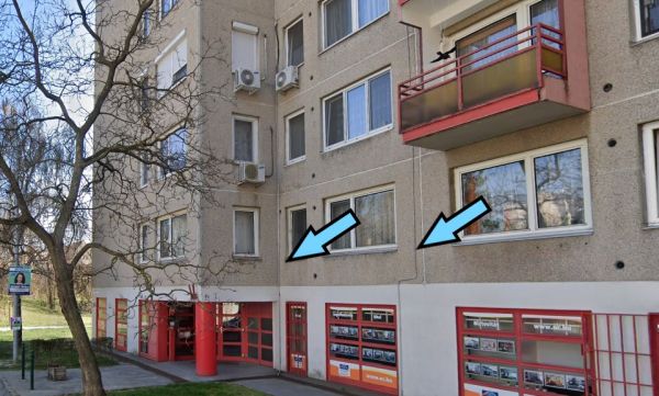 Külső falon levezetett kondenzcső.